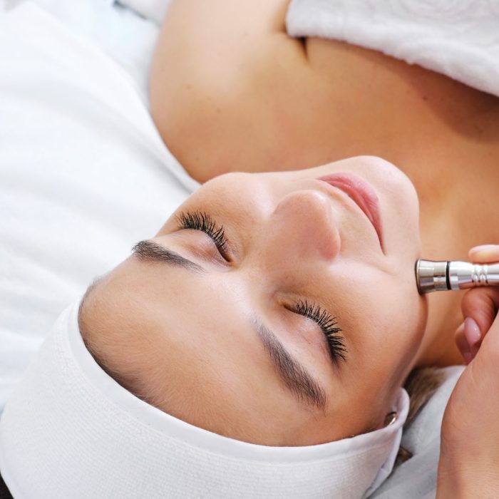 The,Cosmetologist,Makes,The,Procedure,Microdermabrasion,Of,The,Skin,Of